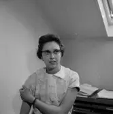 Interiör, en kvinna.
Sedell Reklam.