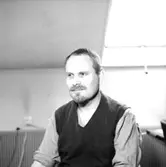 Interiör, en man.
Sedell Reklam.