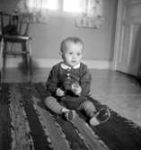 Rumsinteriör, en liten pojke.Jensen