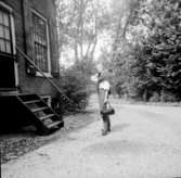 En kvinna. Bostadshus.Italien