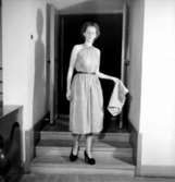 Rumsinteriör, en kvinna.Bertil Sehlin (beställare).