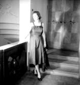 Rumsinteriör, en kvinna.Bertil Sehlin (beställare).