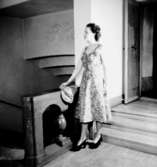 Rumsinteriör, en kvinna.Bertil Sehlin (beställare).