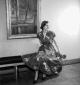 Rumsinteriör, en kvinna.Bertil Sehlin (beställare).