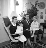 Rumsinteriör, familjegrupp fyra personer.Uddsen