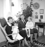 Rumsinteriör, familjegrupp fyra personer.Uddsen