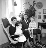 Rumsinteriör, familjegrupp fyra personer.Uddsen