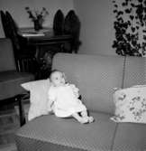 Rumsinteriör, en baby i soffan.Nelvin