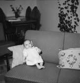 Rumsinteriör, en baby i soffan.Nelvin