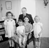 Rumsinteriör, familjegrupp fem personer.Fors