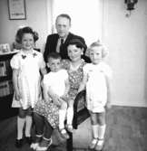 Rumsinteriör, familjegrupp fem personer.Fors