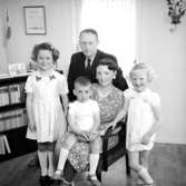 Rumsinteriör, familjegrupp fem personer.Fors