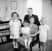 Rumsinteriör, familjegrupp fem personer.Fors