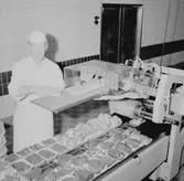 Konsum, charkuteriavdelningen, interiör, en man.