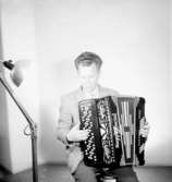 En man med musikinstrument (dragspel).
Martin Lannestad