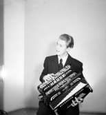 En man med musikinstrument (dragspel).
Egil Hauge