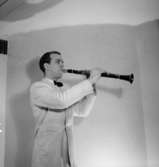 En man med musikinstrument (klarinett).
Helgesson, Astoria orkester.