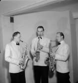 Tre män med musikinstrument (saxofon).
Saxtrion, Astoria orkester.