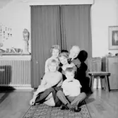 Rumsinteriör, familjegrupp fem personer.