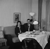 Rumsinteriör, ett par vid bordet.
Gösta Karlbergs 50-årsdag.