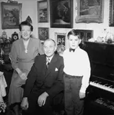 Rumsinteriör, familjegrupp tre personer.
Lisa Alvbrants 50-årsdag.