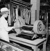 Konsum, charkuteriavdelningen, interiör, köttstyckning, en kvinna.