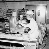 Konsum, charkuteriavdelningen, interiör, köttpackning, två kvinnor.