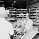 Konsum, charkuteriavdelningen, interiör, köttpackning, två kvinnor.