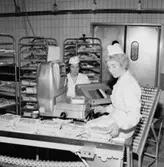 Konsum, charkuteriavdelningen, interiör, köttpackning, två kvinnor.