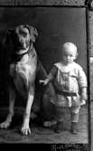 Ett litet barn med hund.
Gösta Gullberg