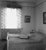 Rumsinteriör.
Fru Hedin