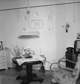 Rumsinteriör.
Fru Hedin