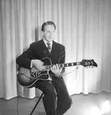 Hagströms orkester, en man med musikinstrument (gitarr).