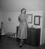 Rumsinteriör, en kvinna.Bertil Sehlin (beställare).