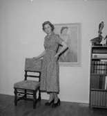 Rumsinteriör, en kvinna.Bertil Sehlin (beställare).