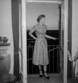 Rumsinteriör, en kvinna.Bertil Sehlin (beställare).