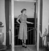 Rumsinteriör, en kvinna.Bertil Sehlin (beställare).