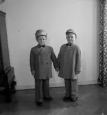 Två pojkar.
Kläder från Ingmars.