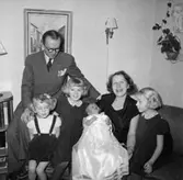 Rumsinteriör, familjegrupp sex personer, barndop.
Rulle Molin