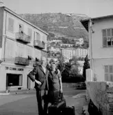 Ett par.
Bostadshus med affärer i gatuplanet.
Paris, Frankrike.