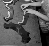 Oscaria skofabrik, interiör, tejpning, en kvinna.