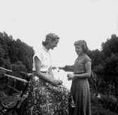 Två flickor.Gun Dahlberg