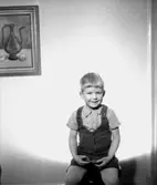 Rumsinteriör, en pojke.
Hanner Kaikkonen