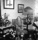 Rumsinteriör, en kvinna.
Fru Ljungdahl på födelsedagen.