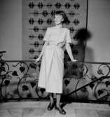 Rumsinteriör, en kvinna.Bertil Sehlin (beställare).