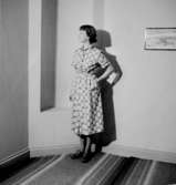 Rumsinteriör, en kvinna.Bertil Sehlin (beställare).