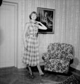 Rumsinteriör, en kvinna.Bertil Sehlin (beställare).