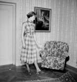 Rumsinteriör, en kvinna.Bertil Sehlin (beställare).