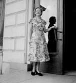 En kvinna vid dörren.Bertil Sehlin (beställare).