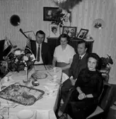 Rumsinteriör, släktgrupp fyra personer.
Olle Carlbergs 50-årsdag.